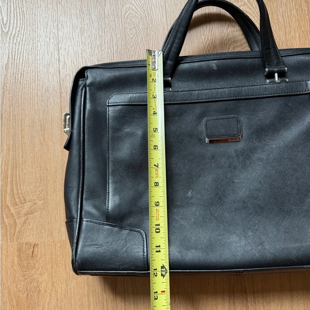 Tumi Astor Regis Black Slim Leather Briefcase Messenger Laptop Bag YS-1111
